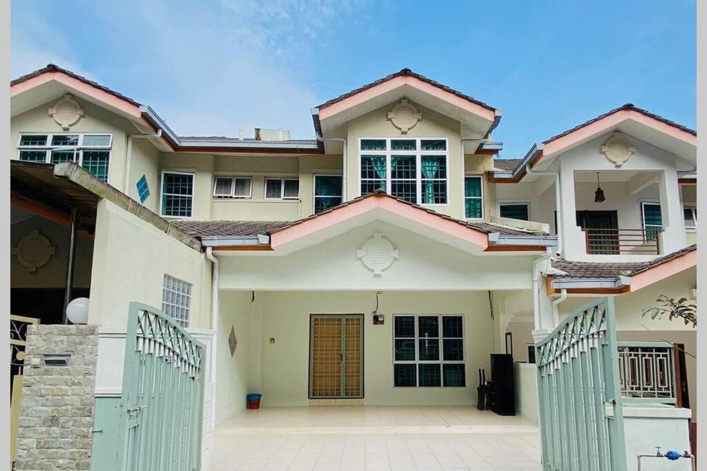 Lily Vacation Home At Cameron Highlands - 12 Pax,Free Wifi W Carporch 丹那拉打 外观 照片