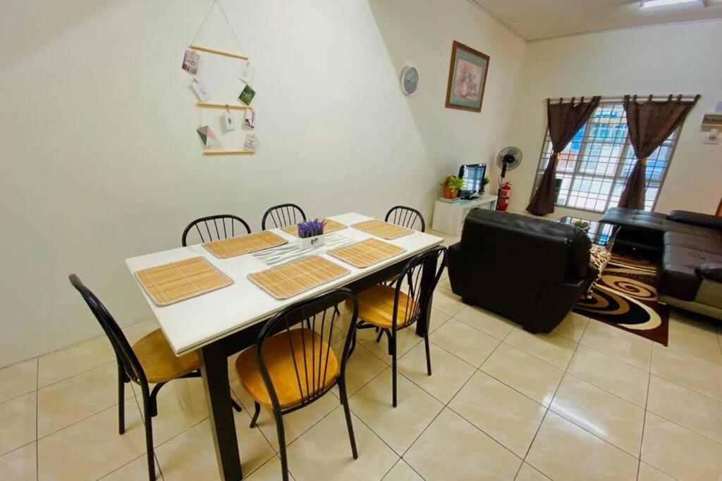 Lily Vacation Home At Cameron Highlands - 12 Pax,Free Wifi W Carporch 丹那拉打 外观 照片