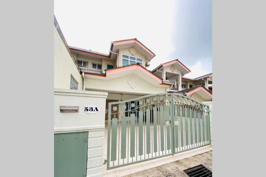 Lily Vacation Home At Cameron Highlands - 12 Pax,Free Wifi W Carporch 丹那拉打 外观 照片